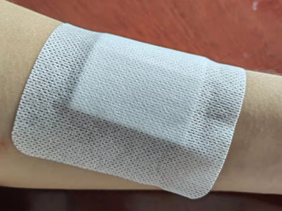 Dispositivo adesivo estéril para fixação de cânula